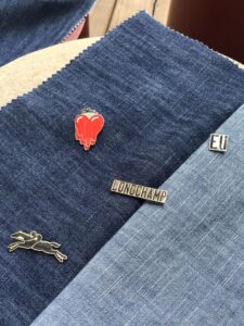 Longchamp pins-min PINS